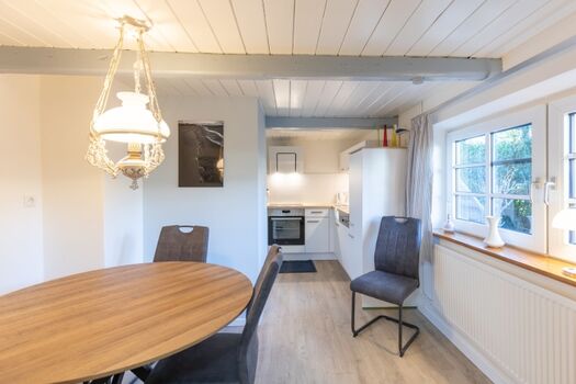 Räidehus - Essbereich mit Blick in die Küche 