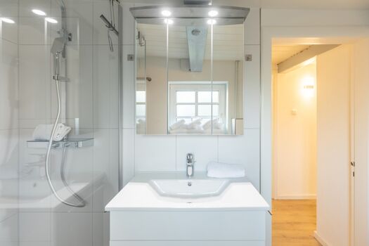 Räidehus - Kleines modernes Badezimmer mit bodengleicher Dusche