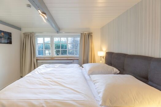 Räidehus -Schlafzimmer 1 im EG mit großem Doppelbett