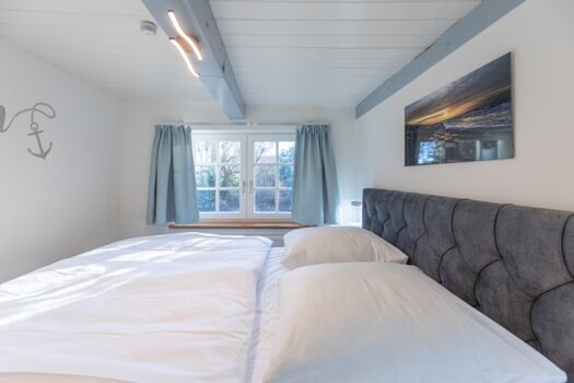 Räidehus - Schlafzimmer 2 im EG mit großem Doppelbett