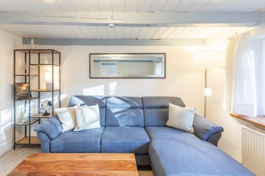 Räidehus - Helles Wohnzimmer mit großer Sofalandschaft 