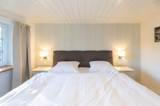 Räidehus - Schlafzimmer im EG mit großem Doppelbett