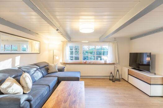 Räidehus - Helles Wohnzimmer mit großer Sofalandschaft 