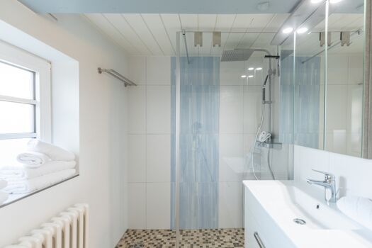 Räidehus - Kleines modernes Badezimmer mit bodengleicher Dusche