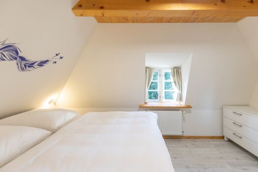 Räidehus - Großzügiges Schlafzimmer im Obergeschoss 