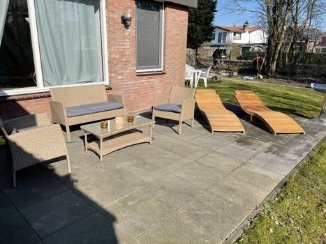 Terrasse mit Sitzgruppe , Lounge und Sonnenliegen 