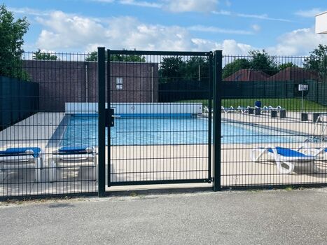 Schwimmbad grosses und kleines Becken 