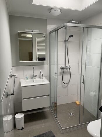 Neues Bad mit Dusche 