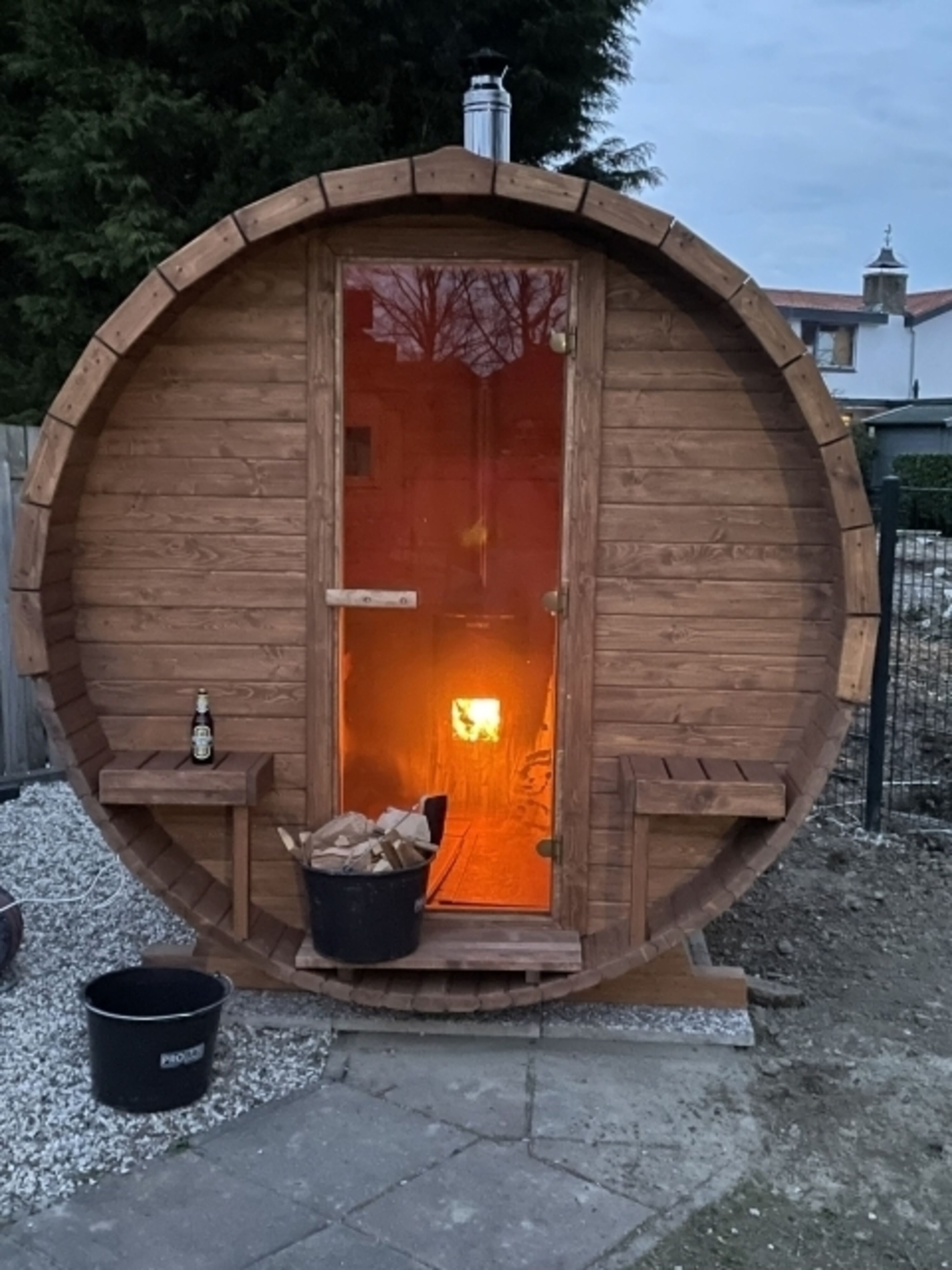 Fasssauna im Garten 