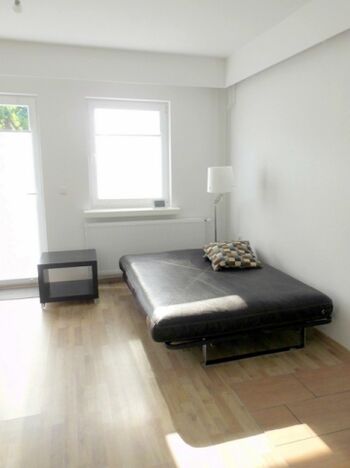 bequeme Couch im Wohnzimmer, ausklappbar Liegefläche 140x200 cm