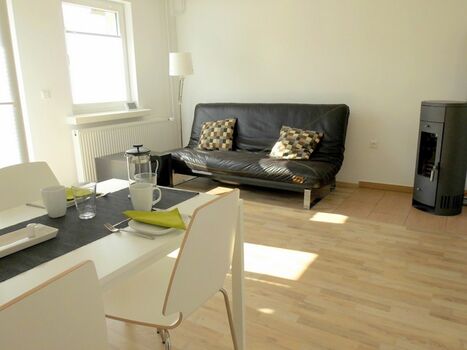 Wohnzimmer mit separatem Essplatz und Ausgang auf die Terrasse