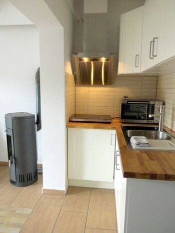 Pantry-Küche mit Induktionsherd und Backofen