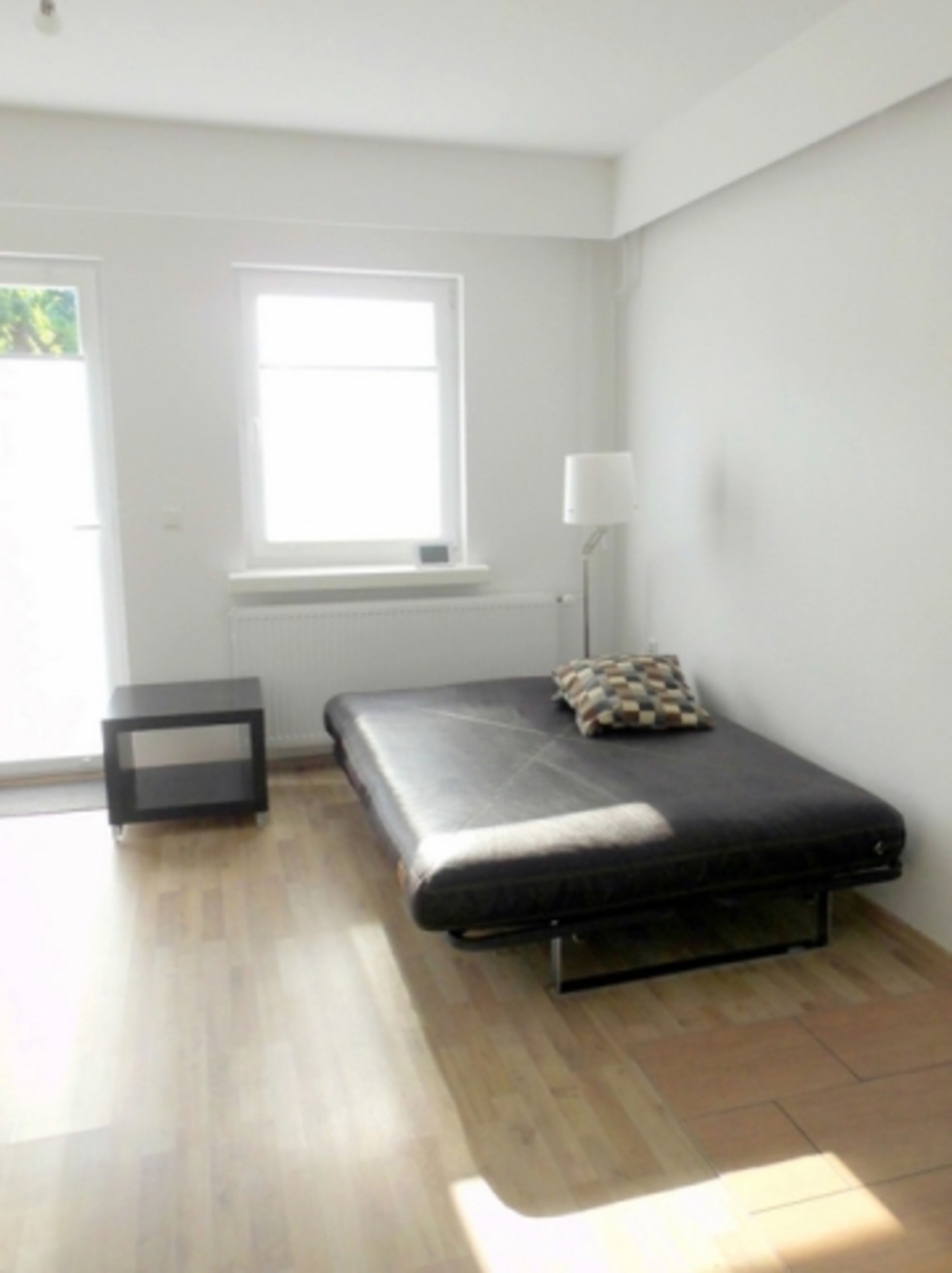 bequeme Couch im Wohnzimmer, ausklappbar Liegefläche 140x200 cm