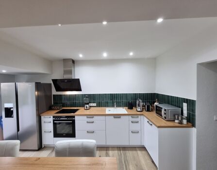 Die komplett ausgestattete Küche