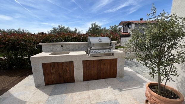 Außenküche mit Gasgrill