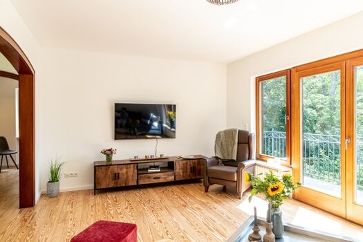 Wohnzimmer mit Zugang zum Balkon