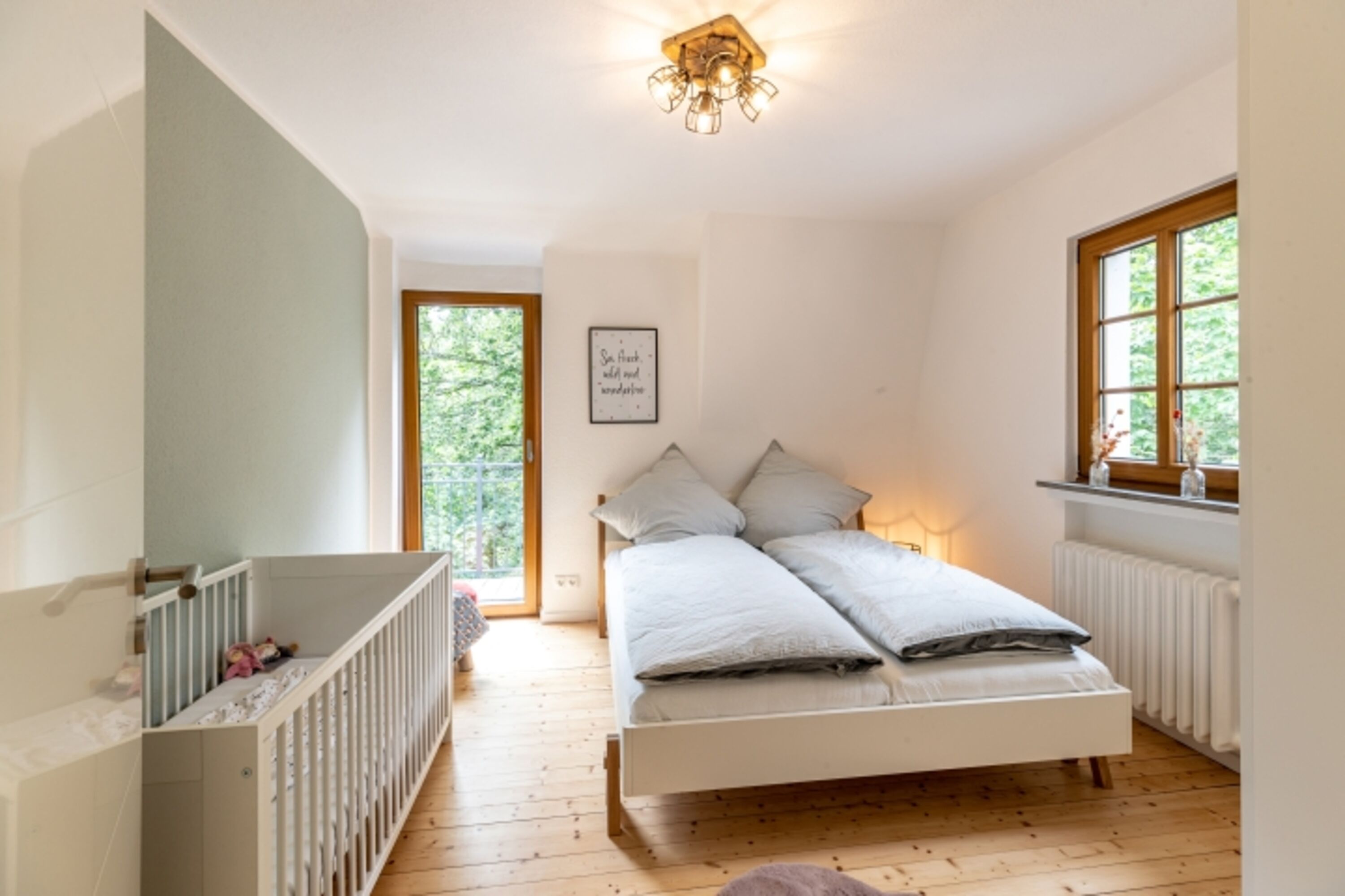 Schlafzimmer mit Kindergitterbett