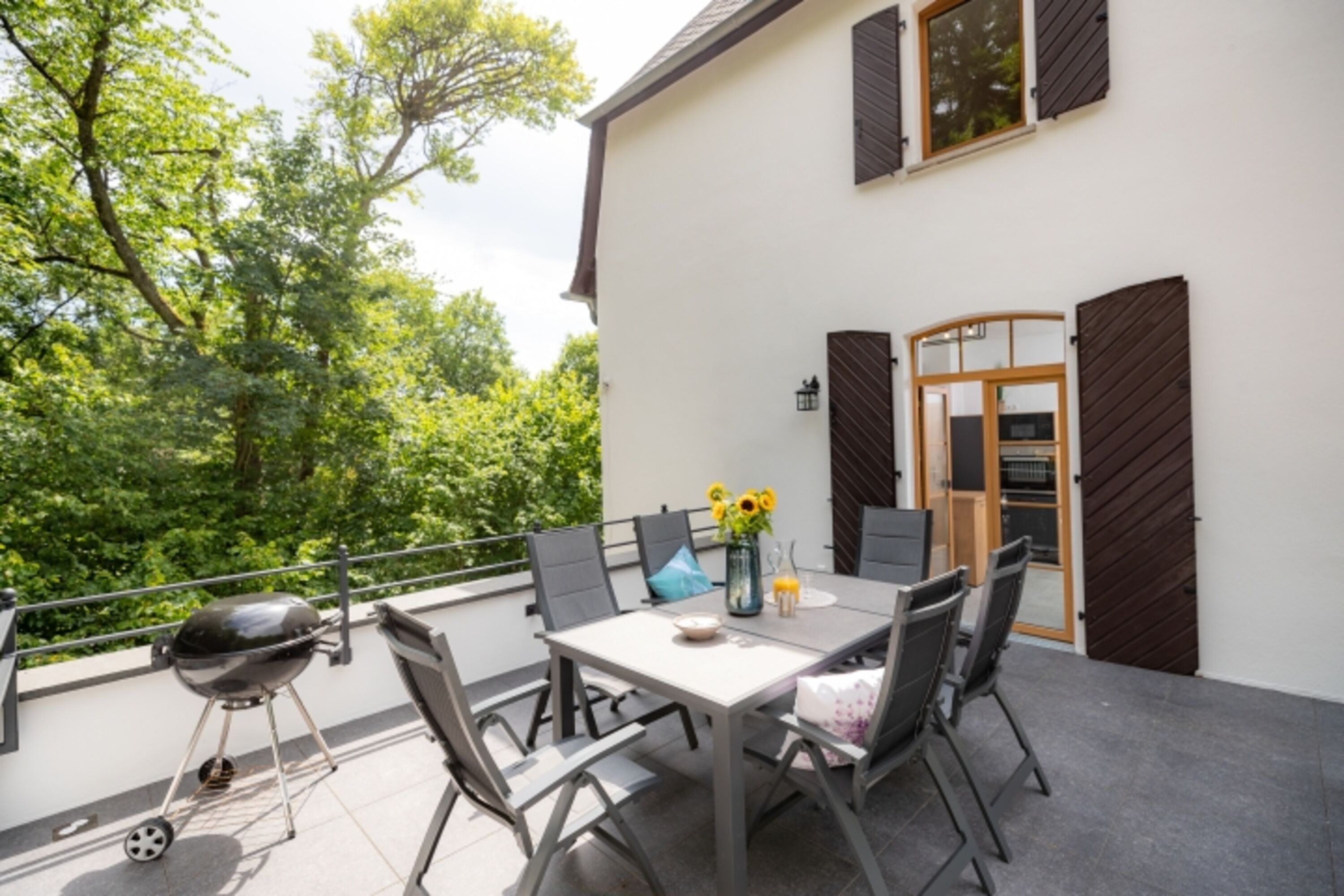 Terrasse mit Gartenmöbeln