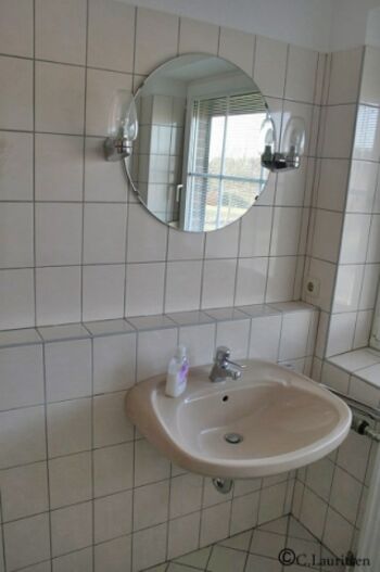 Waschtisch mit Spiegel im oberen Duschbad