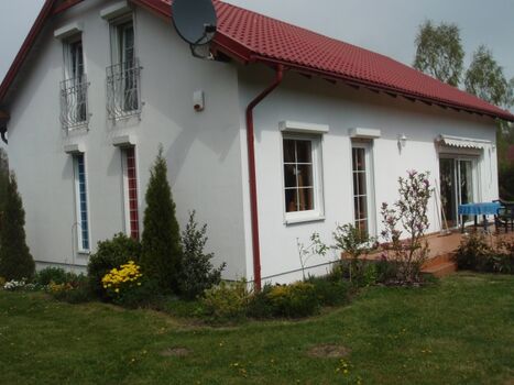 Haus  mitten im idyllischen Garten, zum Wohlfühlen 