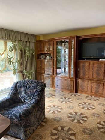 Wohnzimmer (unten) mit Wandschrank