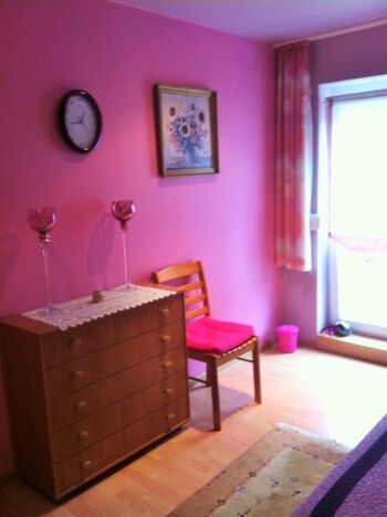 Schlafzimmer (lila) oben