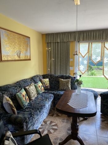 Die Couch ist auch bequem