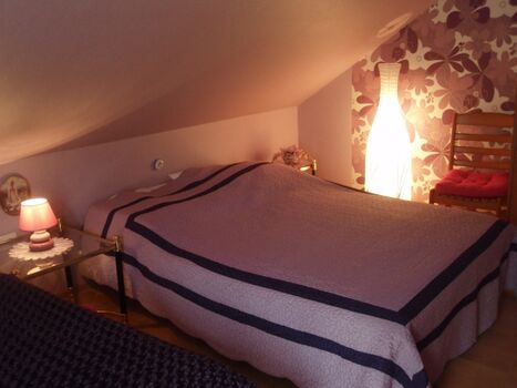 Schlafzimmer (lila) oben