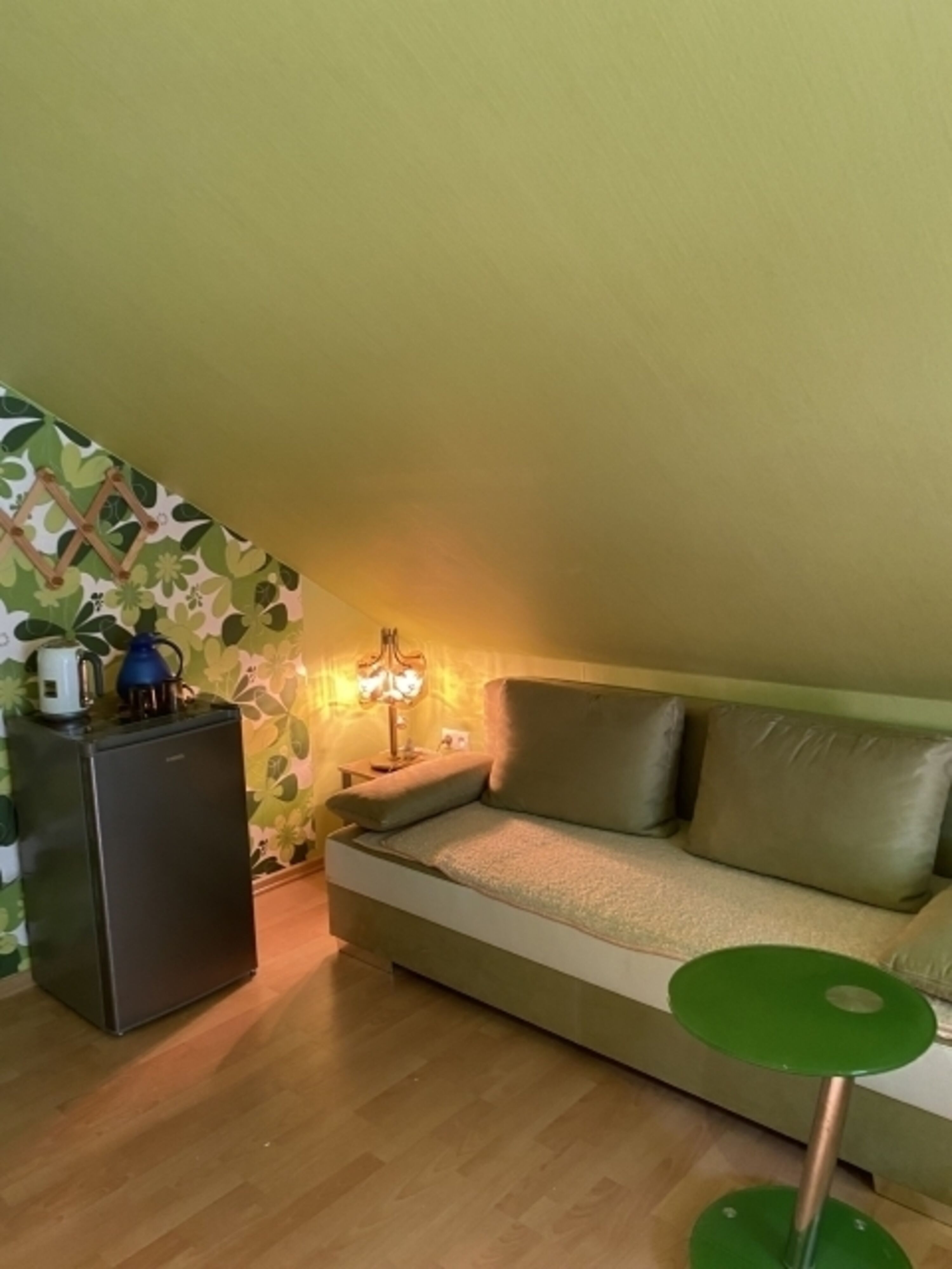 Dieses Schlafzimmer verfügt über ein eigenes Kühlschrank, Wasserkocher und mehr…