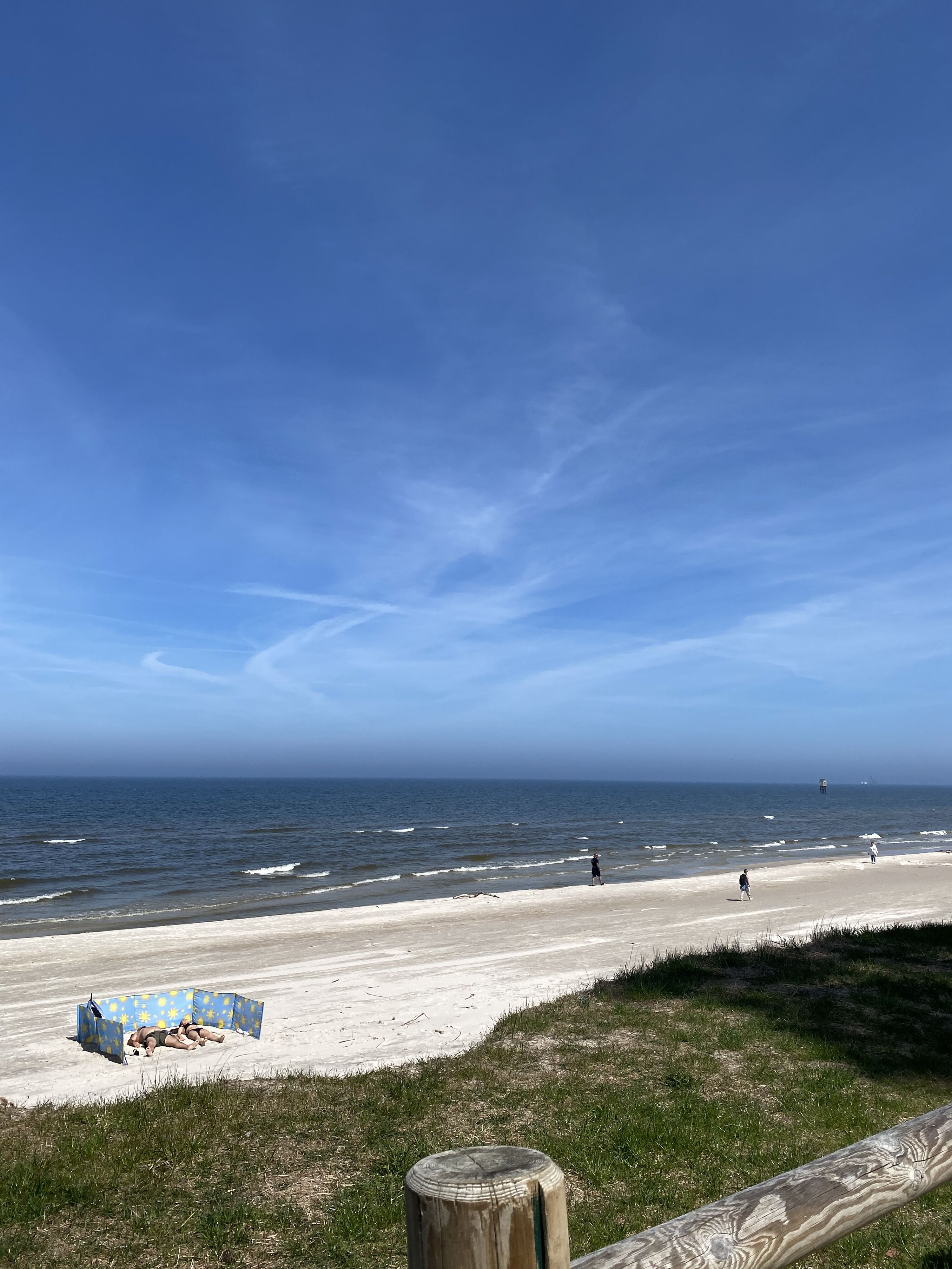 Der weiße Strand ist nicht überfüllt und die Hunde dürfen mit!