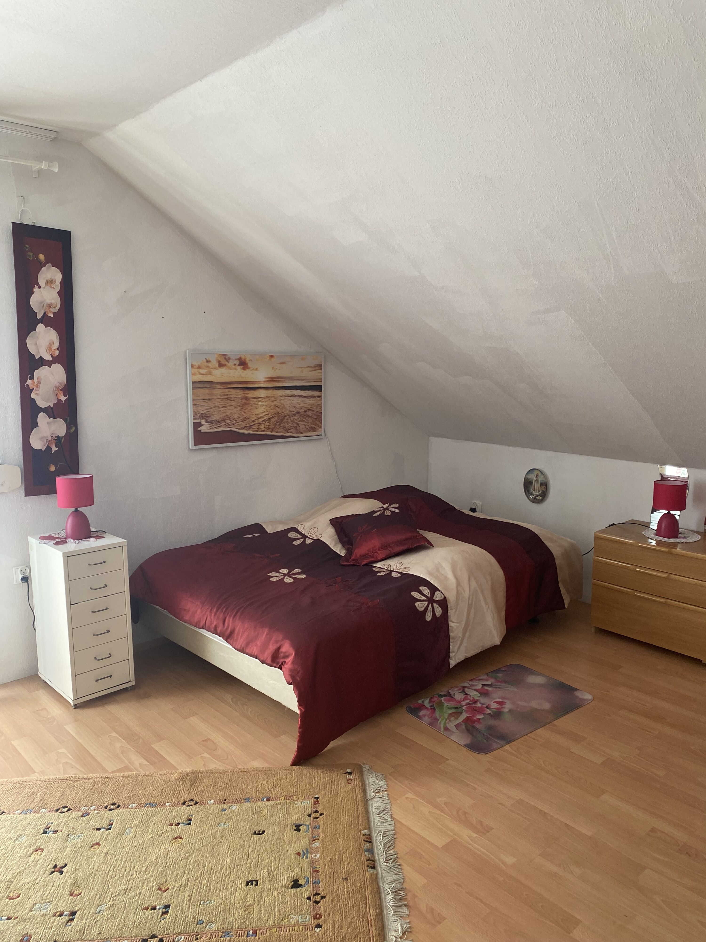 3.Schlafzimmer oben, in weiß, groß mit Schrank, Kommode, Kinderbett