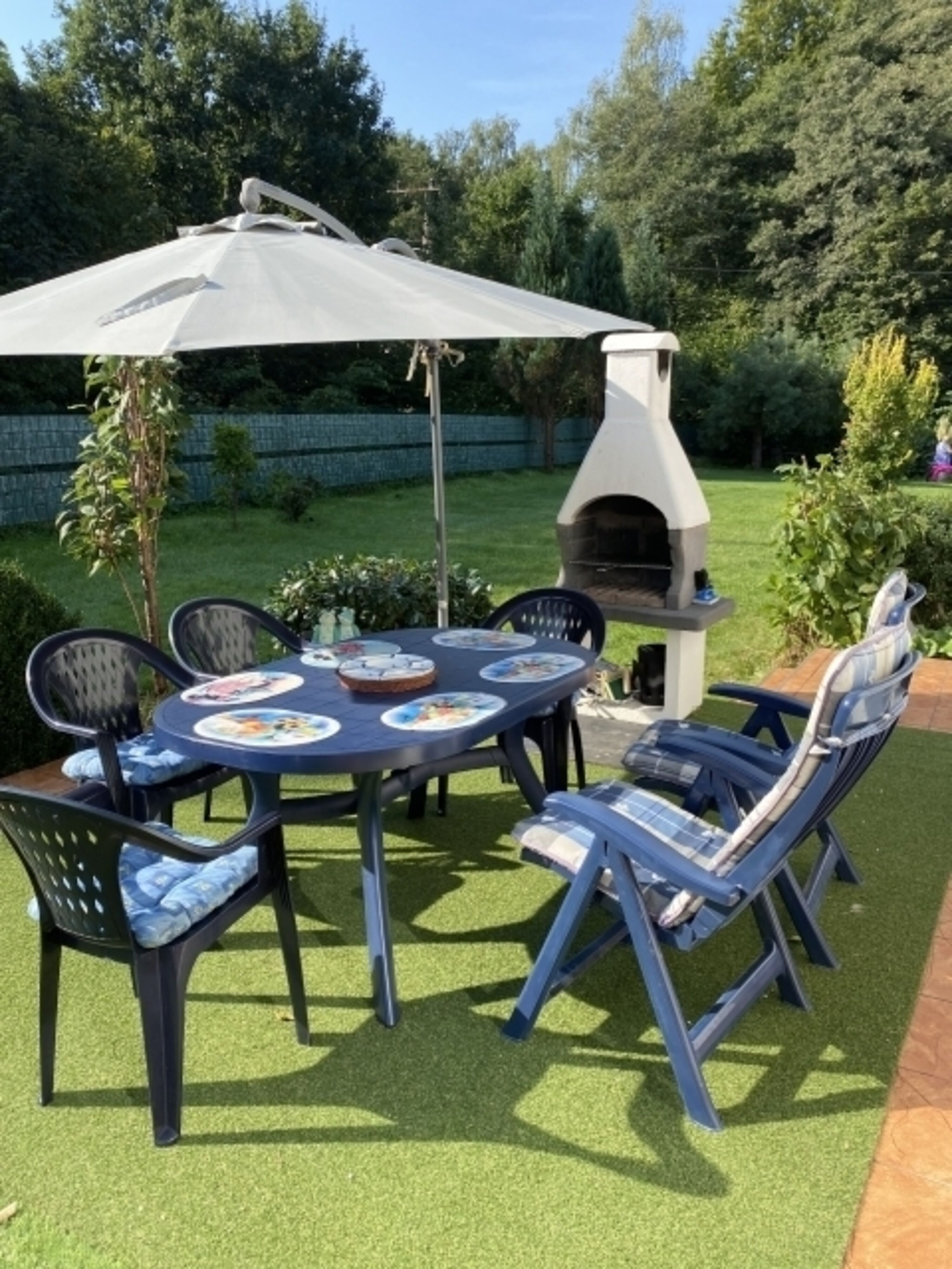 Sogar auf der Terrasse ist alles stilvoll eingerichtet