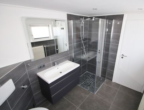 Dusche im unteren Duschbad