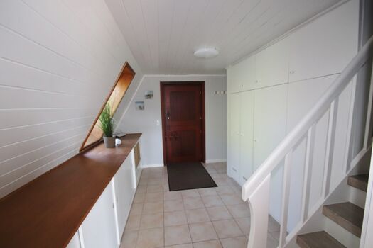 Flur im Eingangsbereich mit Treppe ins Obergeschoss