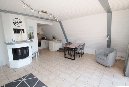 Wohnraum mit offener Küche und Essplatz