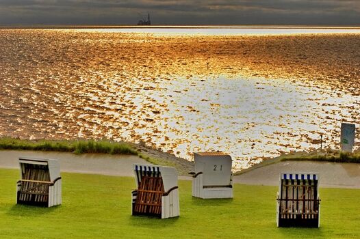 Den Sonnenuntergang im Strandkorb genießen