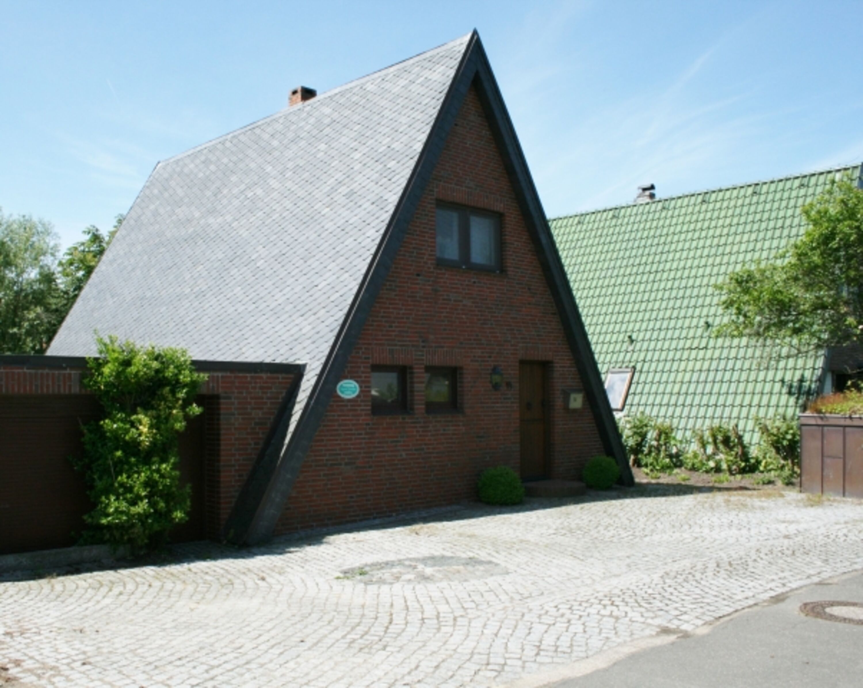 Aussenansicht Eingang mit Stellplatz