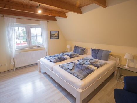 Schlafraum 1 mit Doppelbett...