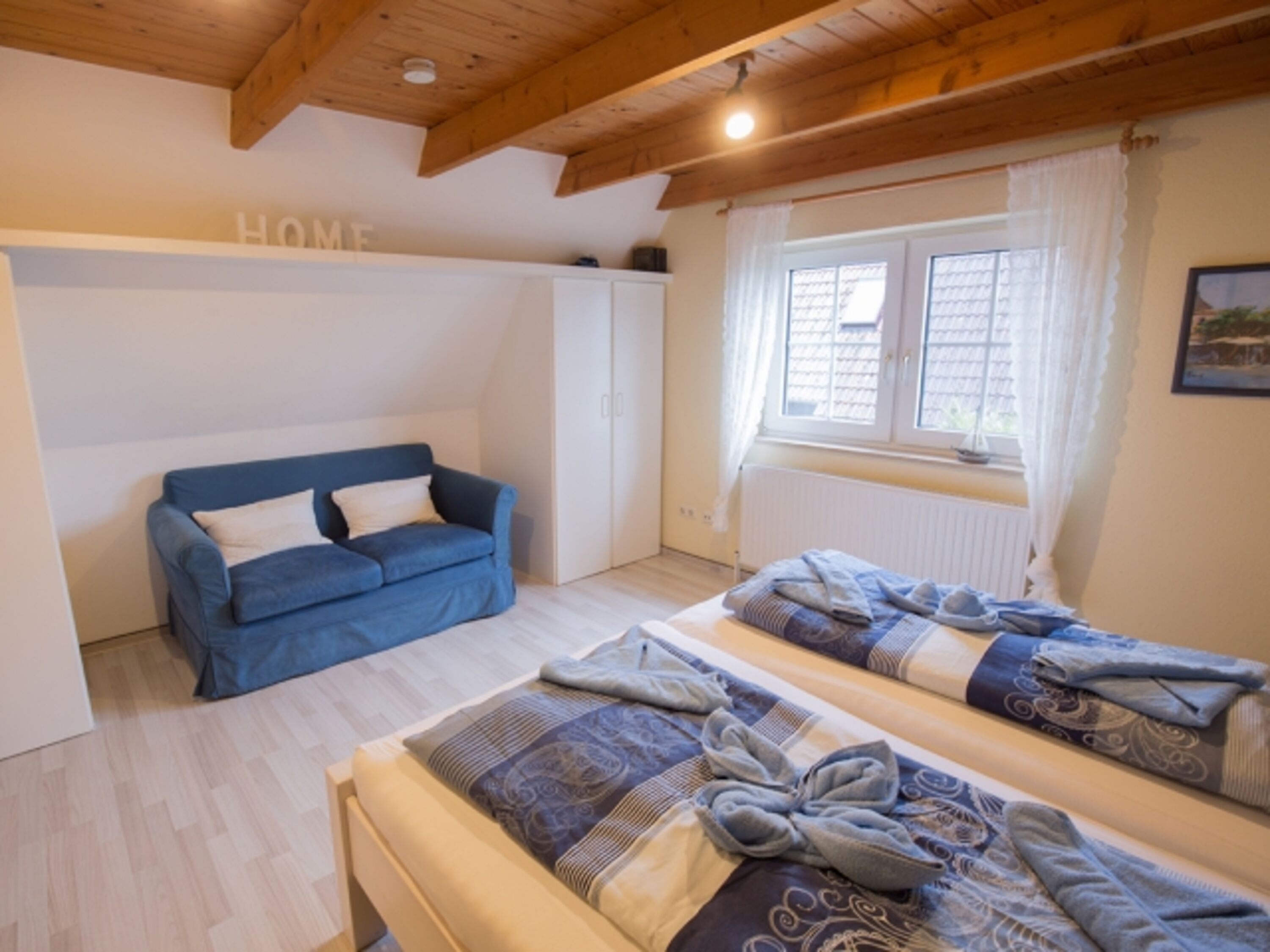 ...und Ausziehcouch im Schlafzimmer 1