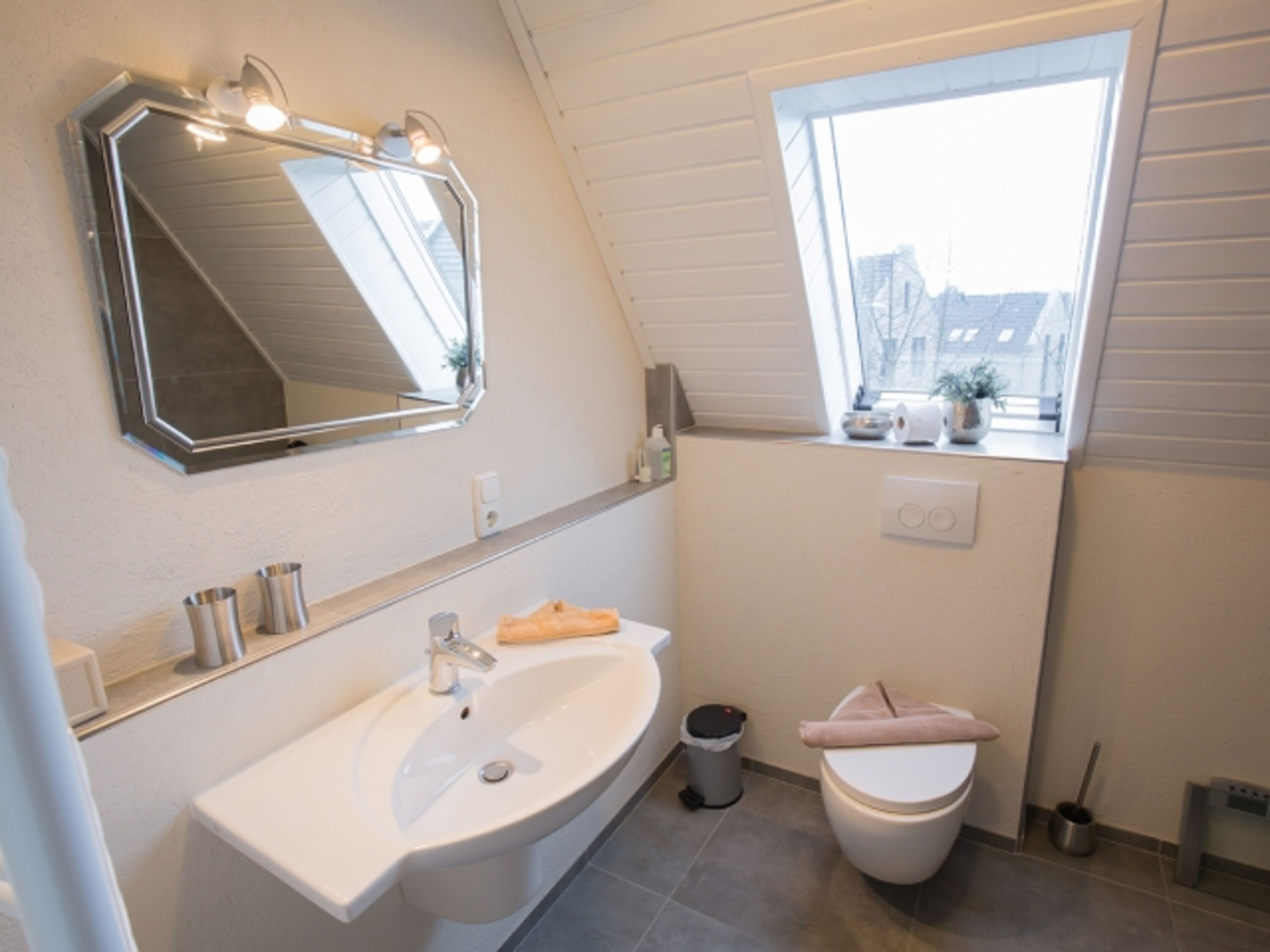 Schickes saniertes Bad mit Walk-In-Regendusche