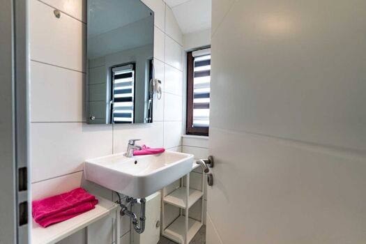 Helles freundliches Fensterbad