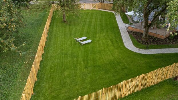 Der 1,5?m hoch eingezäunte Garten auf ca. 500?m² ist ein wahres Paradies für Hunde: sicher, großzügig und ruhig.