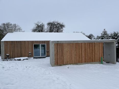  Modernes Architektenhaus im Winterschlaf