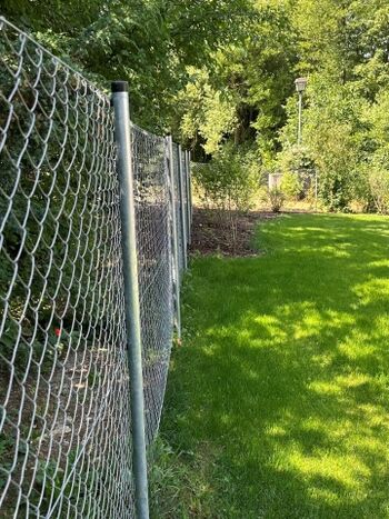 es  ist komplett 1,5m hoch umzäunt