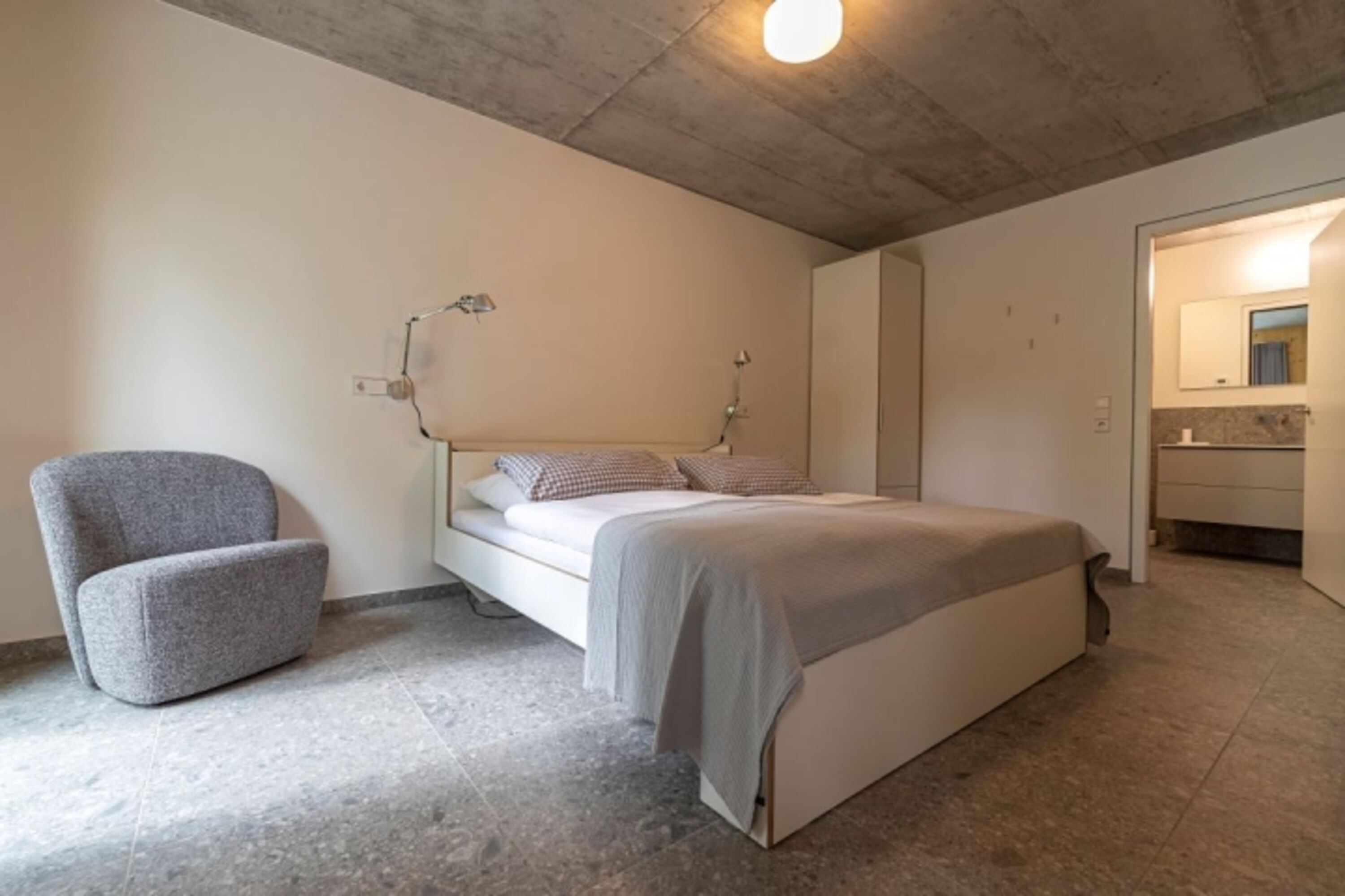 Zwei identische Schlafzimmer mit jeweils Bad En Suite
