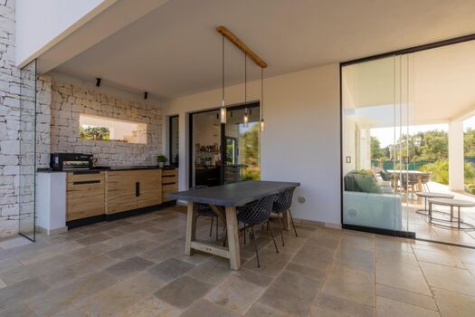 Die Ost Terrasse mit Kamin u Outdoorküche