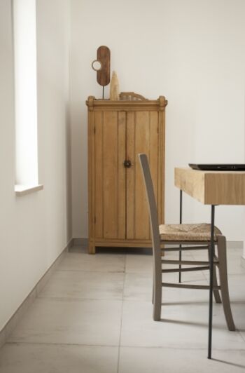 Hinter der Mauer befindet sich ein Arbeitsplatz mit Bildschirm   Tastatur