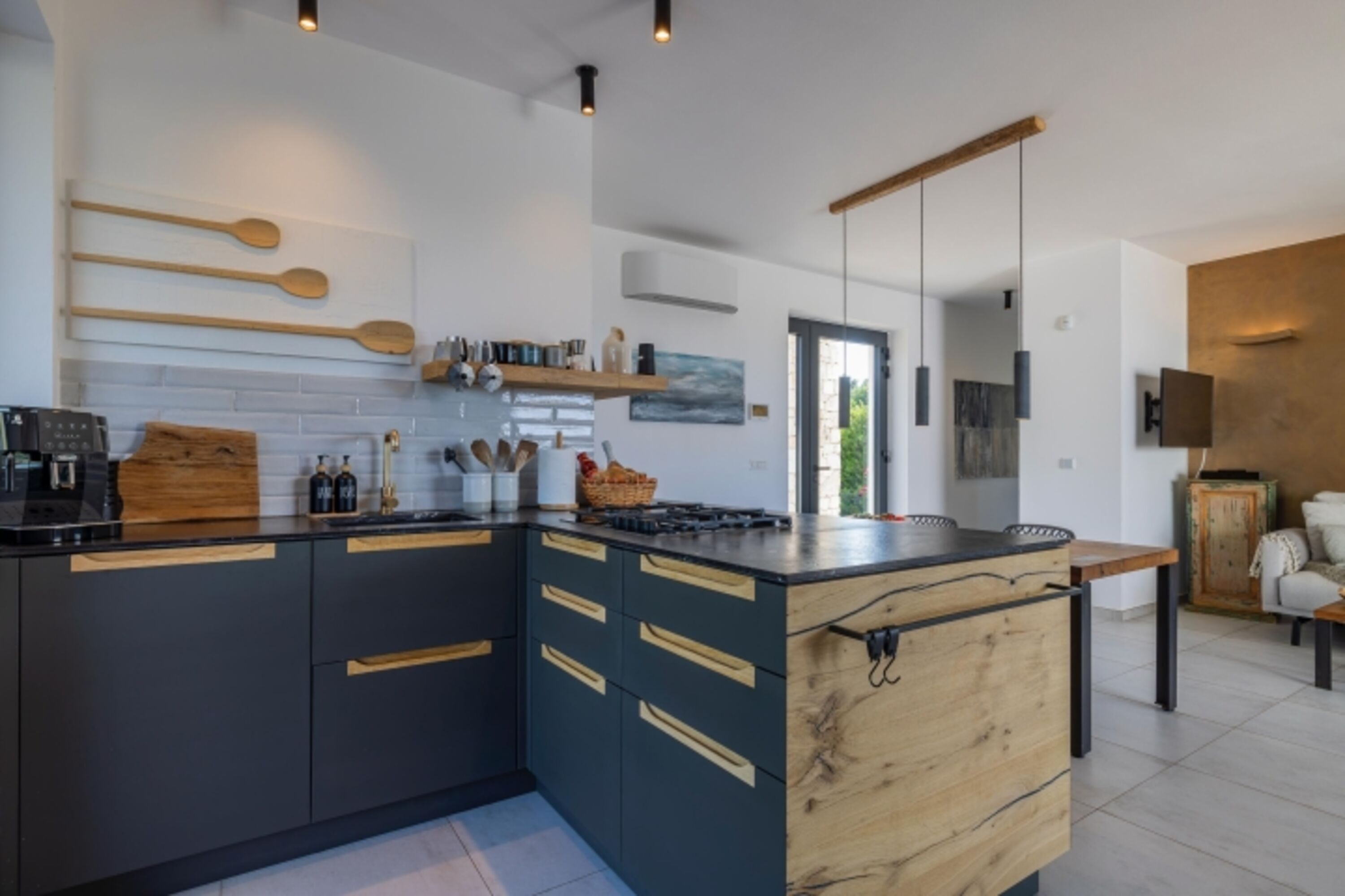 Weinkühlschrank, Espressomaschine 