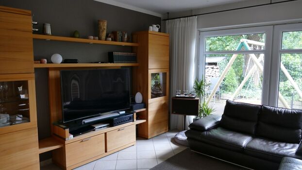 Schrankwand und Sofa