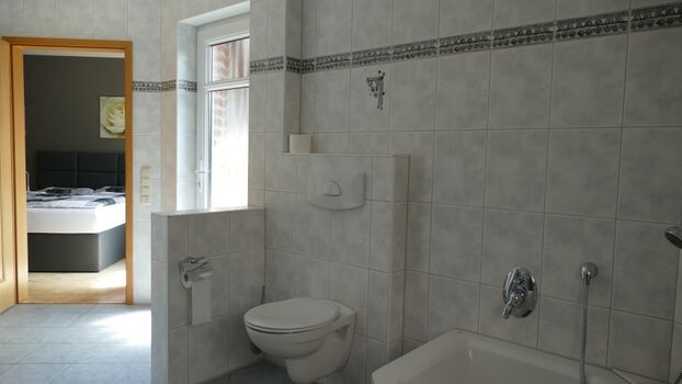 Bad, angrenzend an Schlafzimmer 2